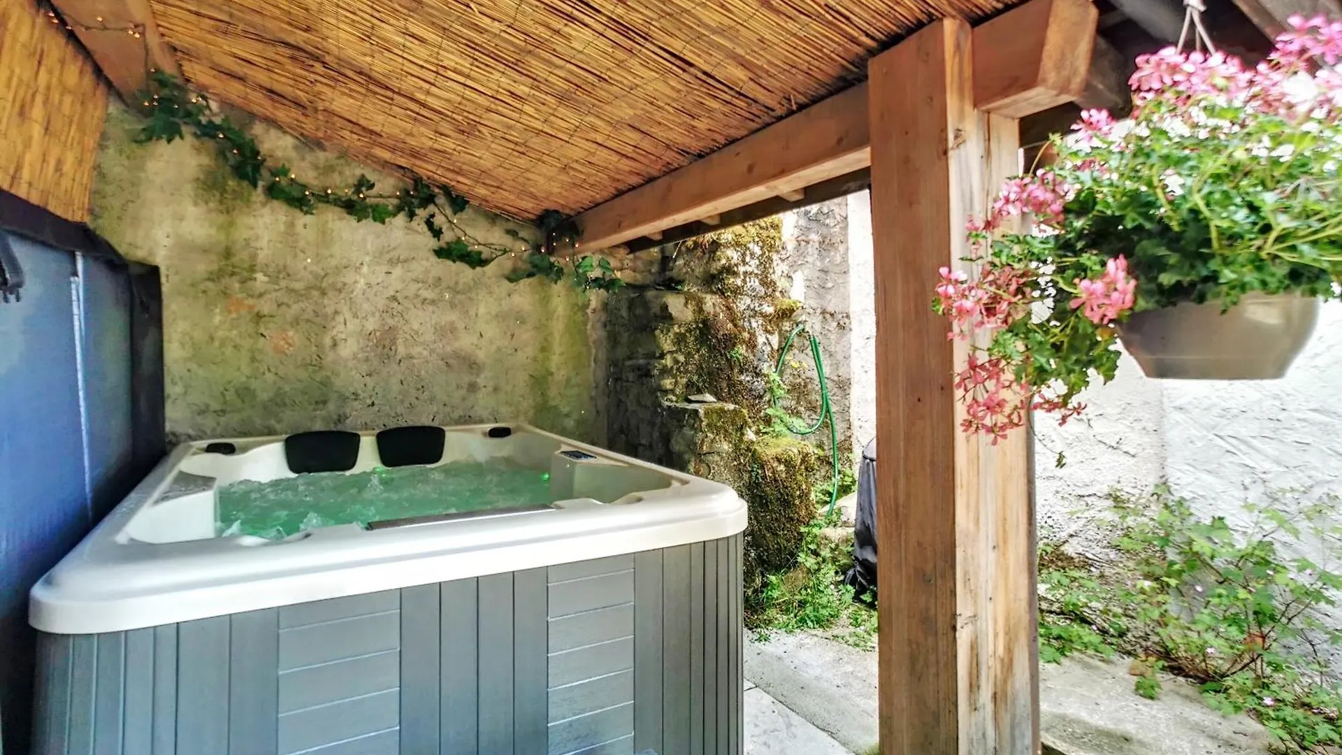 Domaine Des Moulins - La Tour Et Son Spa - Petit Dejeuner En Option Villy-le-Bouveret 0*,  France